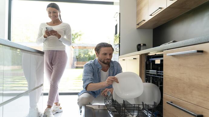 Comment choisir un lave-vaisselle silencieux : conseils pour une vie paisible dans la cuisine