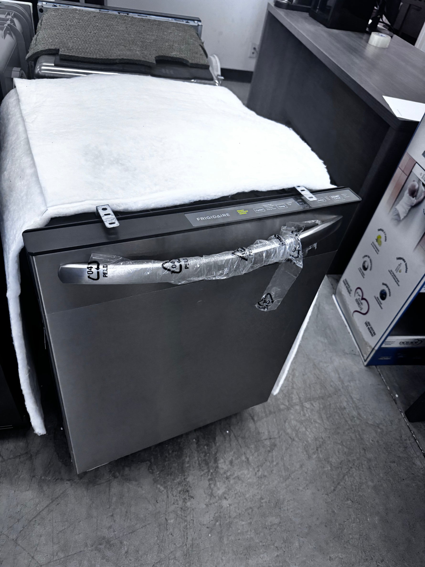 FDPH431LAF - DISHWASHERS - Frigidaire - Top Controls - Stainless Steel - Open Box - BonPrix Électroménagers