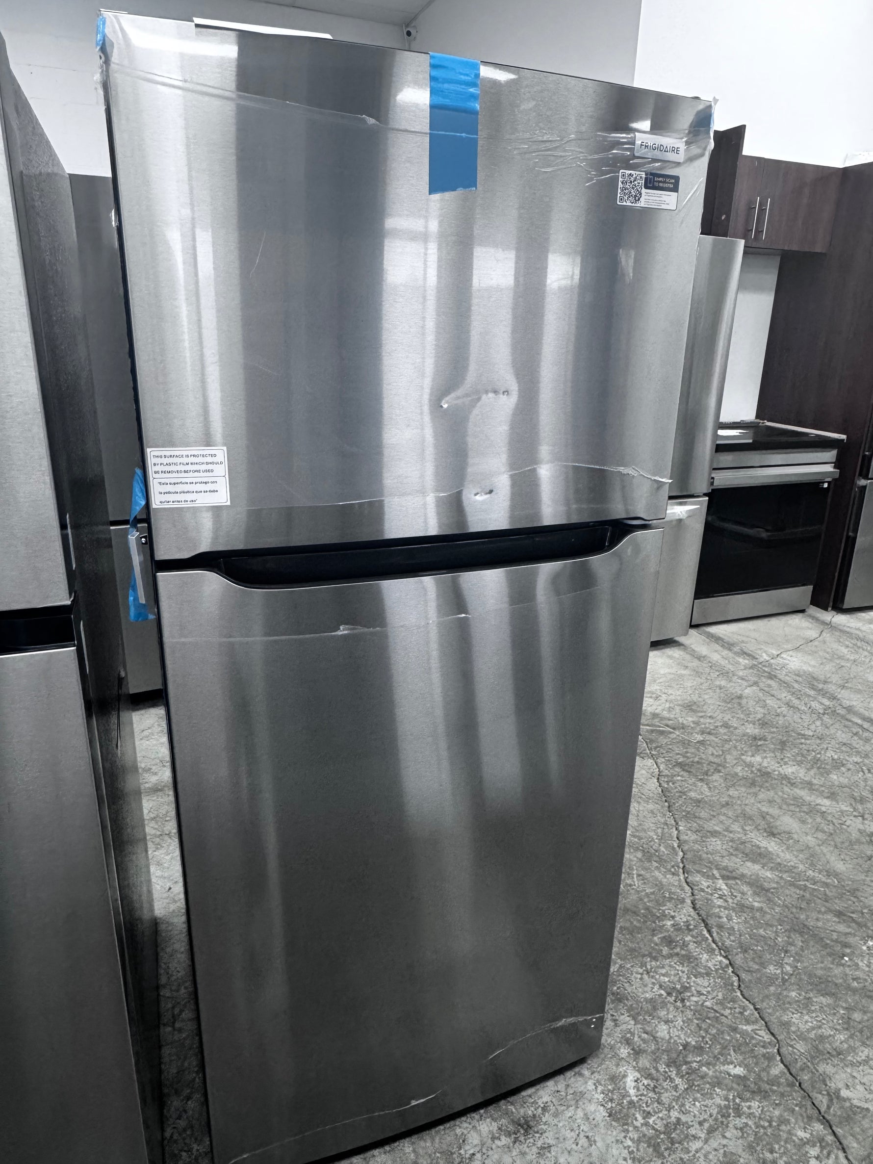 FRTE1835AS - REFRIGERATORS - Frigidaire - Top Freezer - Stainless Steel - Open Box - BonPrix Électroménagers