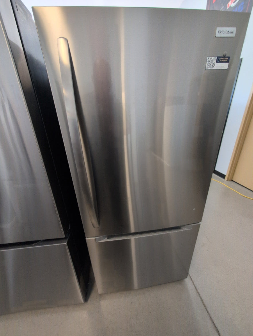 FRBE1925AF - RÉFRIGÉRATEURS - Frigidaire - Congélateur en bas - Acier inoxydable - Boîte Ouverte