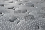 Détail réel du tissu Harmony Charcoal et de la finition du matelas Essentiel